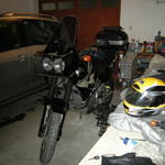 Мотоциклетът ми в гаража вечерта преди тръгването.