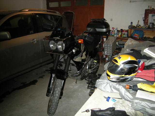 Мотоциклетът ми в гаража вечерта преди тръгването.