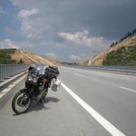 Пейзаж с мотоциклет и магистрала. 