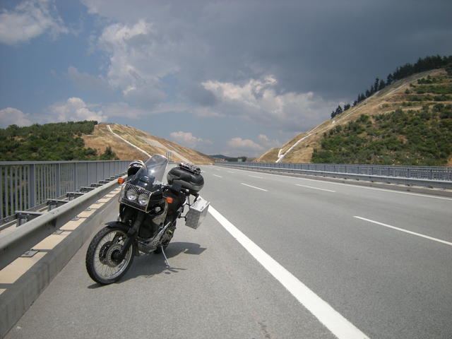 Пейзаж с мотоциклет и магистрала. 