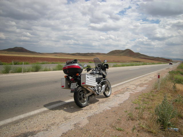 Пейзаж с мотоциклет някъде из Анадола.