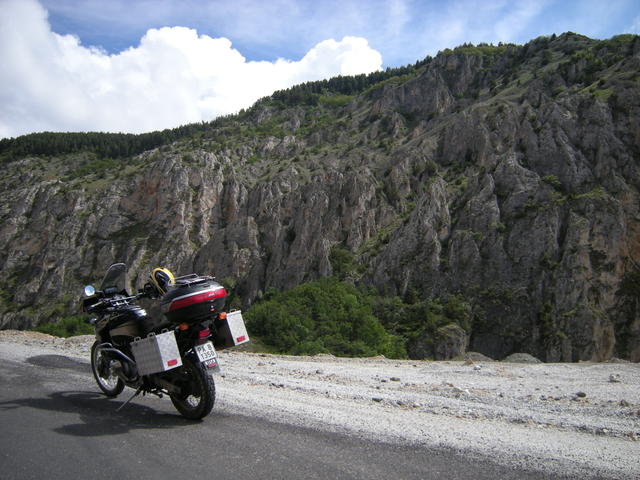 Пейзаж със скали и мотоциклет. 