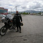На 13-ти петък в 12 часа стигнах на една бензиностанция в Ерзурум.На 5 дни и 2100 км от България съм. 