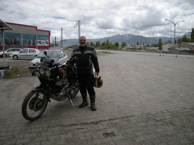На 13-ти петък в 12 часа стигнах на една бензиностанция в Ерзурум.На 5 дни и 2100 км от България съм. 
