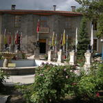 Кметството и бюстове на везирите, които са управлявали Ерзинчан. 