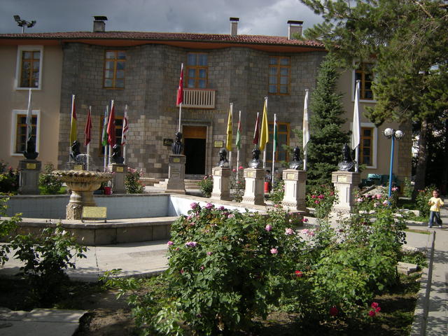 Кметството и бюстове на везирите, които са управлявали Ерзинчан. 