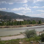 Пейзаж с река и населено място. 