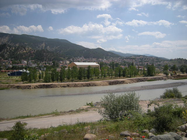 Пейзаж с река и населено място. 