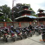 Ступи и мотори в Катманду.