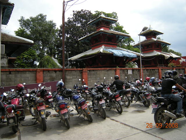 Ступи и мотори в Катманду.