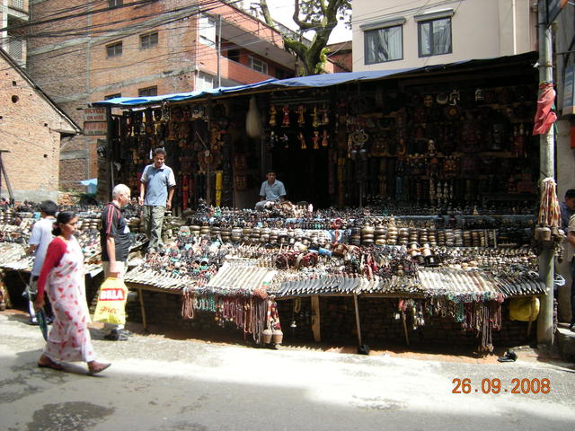 Улична сергия за сувенири в Тамела.