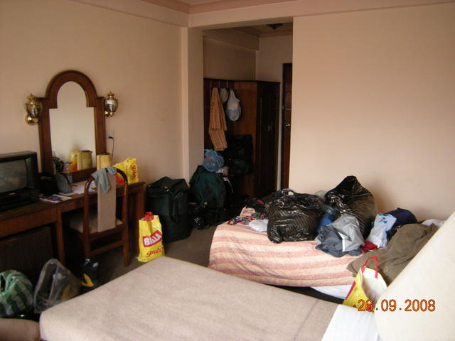 Стаята ни в хотела с багажа.