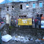 Шерпите носачи чакат, около летището.