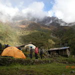 Нашата палатка в Чутанга, а от зад в дясно горе е превалът Затра-ва-ла.
