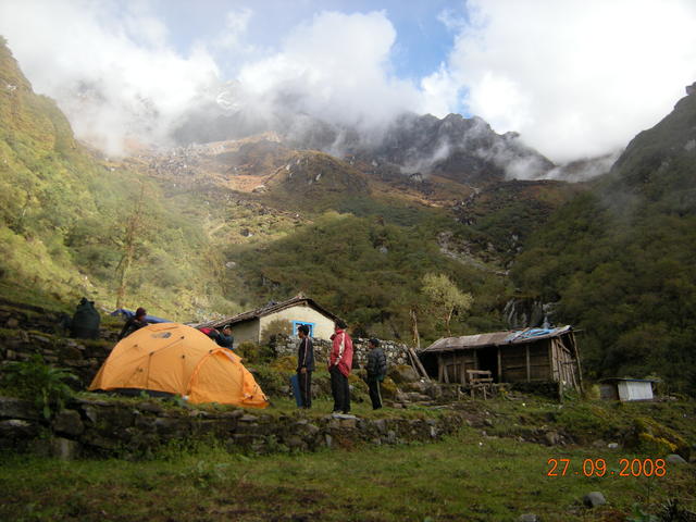 Нашата палатка в Чутанга, а от зад в дясно горе е превалът Затра-ва-ла.