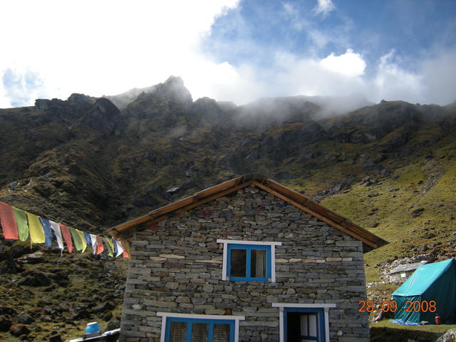 Лодже в долината Цатра-па на 4200 м под превала Цатра-ла.