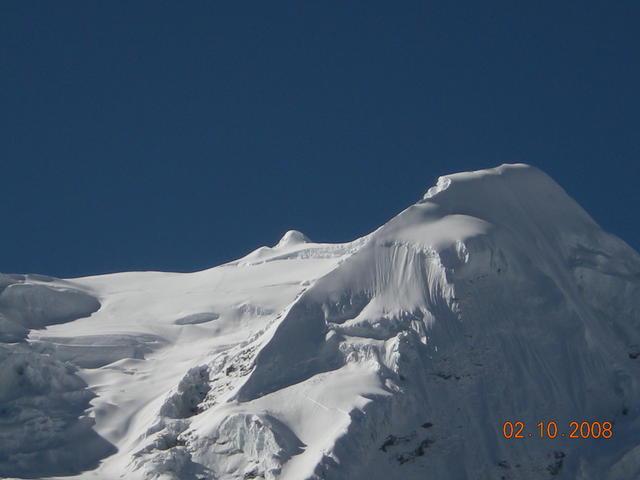 Мера пик дръпнат с вариото. Най-високата му част е малката пъпка в средата. 6476 м.