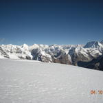 Гледка от 6300 м в посока към Каре. В дясно се вижда Еверест и Лоце.