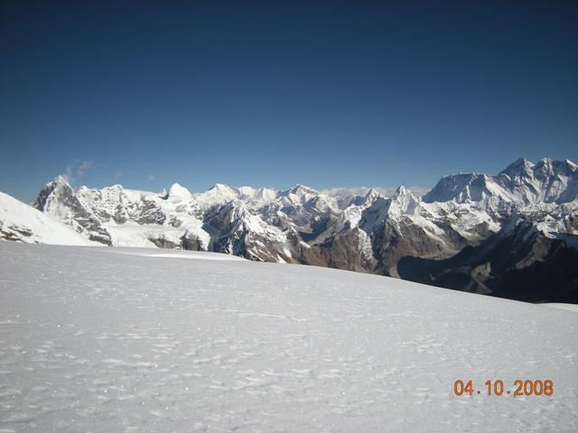 Гледка от 6300 м в посока към Каре. В дясно се вижда Еверест и Лоце.
