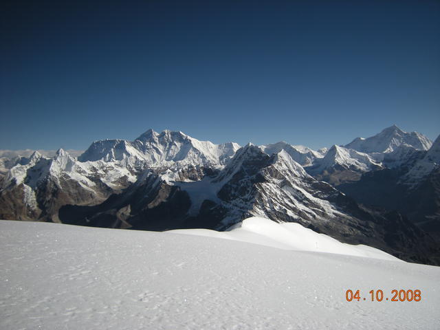 В ляво долината на Каре. В дясно долината на Хунку. В средата двата върха Хунку, с фасона на Матерхорн, но по около 6100 м. На заден план Еверест и Лоце в ляво, а в дясно Макалу.