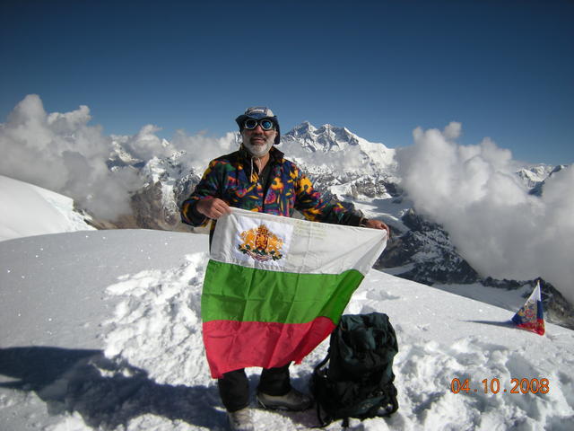 В 8,30 се качих на Мера пик 6476 м. В дясно до главата ми е Еверест до него Лоце и Лоце шар.