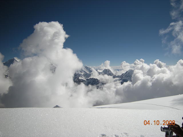 В ляво до облака се вижда върхът на Макалу.