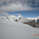 В ляво Кузум Кангури 6369 м, а в дясно долината на Каре.