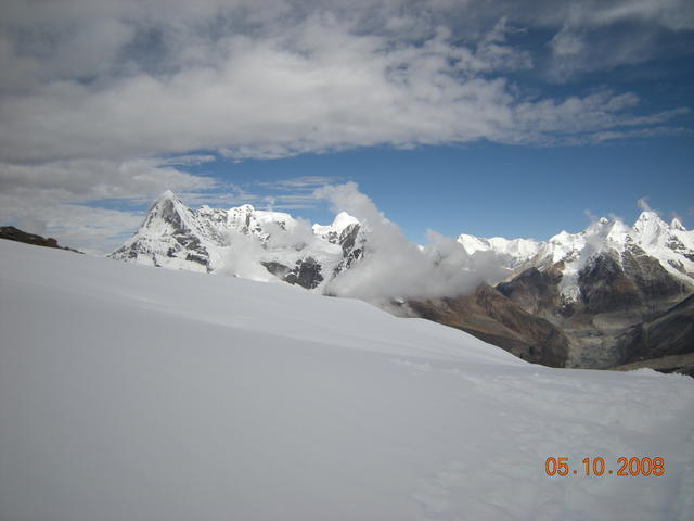 В ляво Кузум Кангури 6369 м, а в дясно долината на Каре.