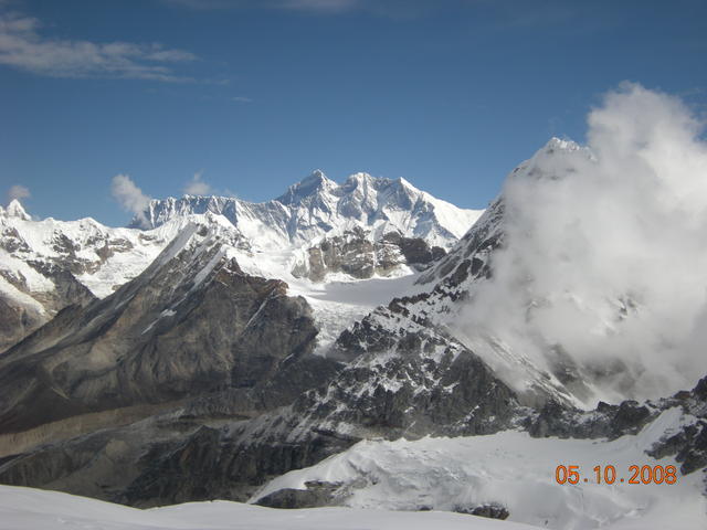 В средата на снимкаста са Еверест 8848 м, Лоце 8501 м и Лоце шар 8383 м.