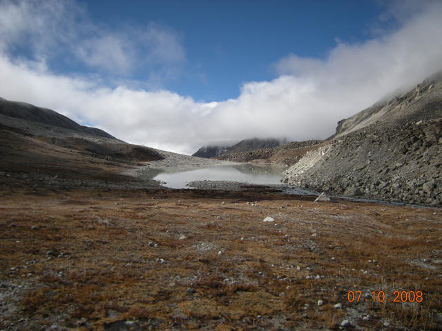 Езеро Шето Покхари на около 5100 м.