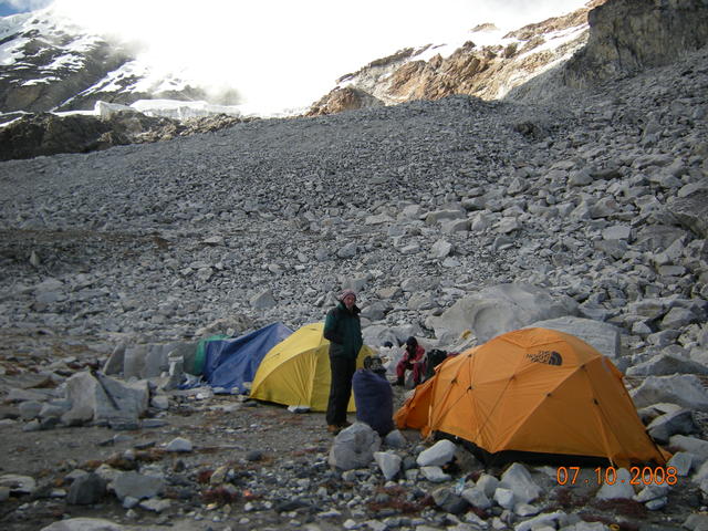 Лагер на 5570 м под Ампу Лапча.