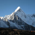 Красавецът Ама Даблам 6856 м е срещу Чукунг.