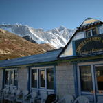 Лоджето, в което спахме в Чукунг. От зад части от стената на Лоце.