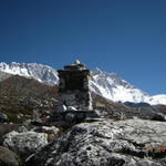 Гробът на Йержи Кукучка, а от зад стената на Лоце, където е загинал.