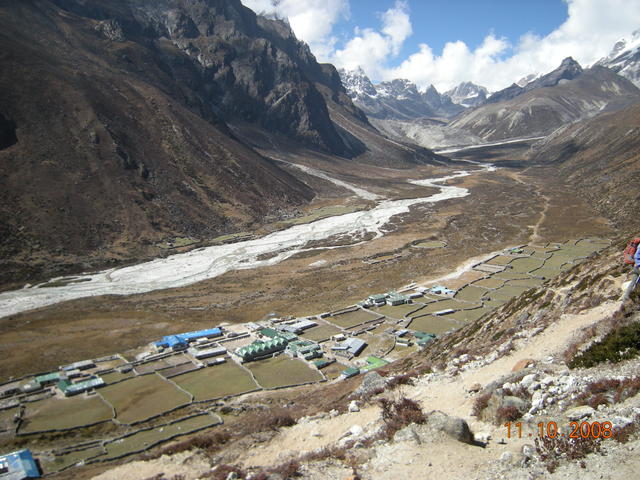 Поглед към Периче 4270 м. По тази долина на дясно се отива на базовият лагер на Еверест.