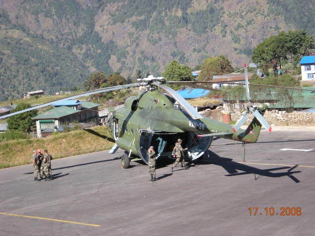 Военен транспортен хеликоптер.