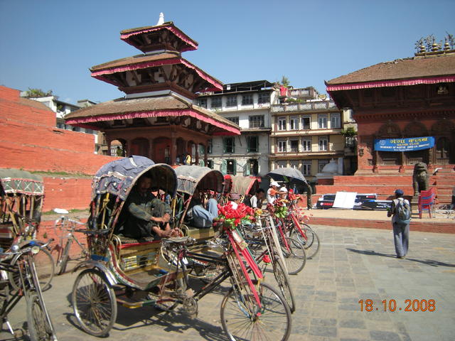 Рикши пред храма.