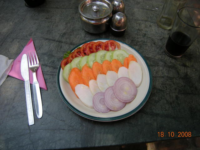 Зелена салата. Домати, краставици, моркови, ряпа и лук.