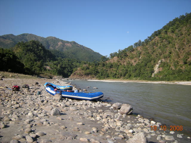Лодките за рафтинга и река Триусули.