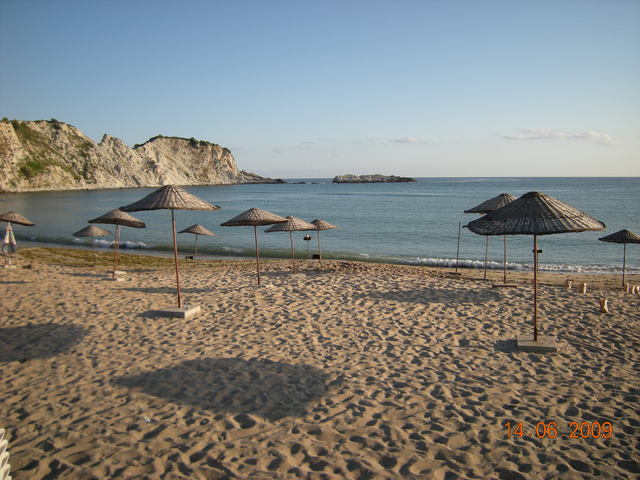 Плажът на Черно море срещу къмпинга.