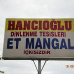 Релкамната табела на ресторанта където спахме.