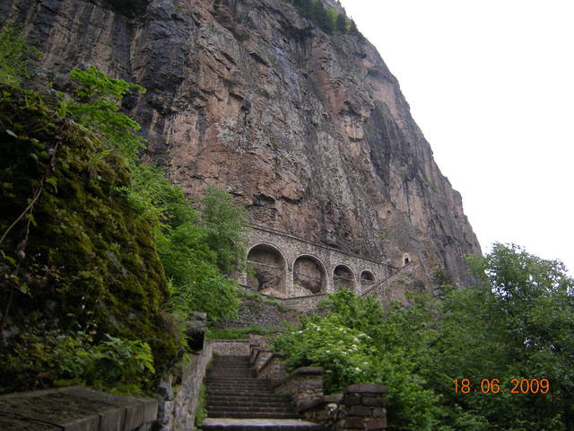 В дясно горе входът на манастира.