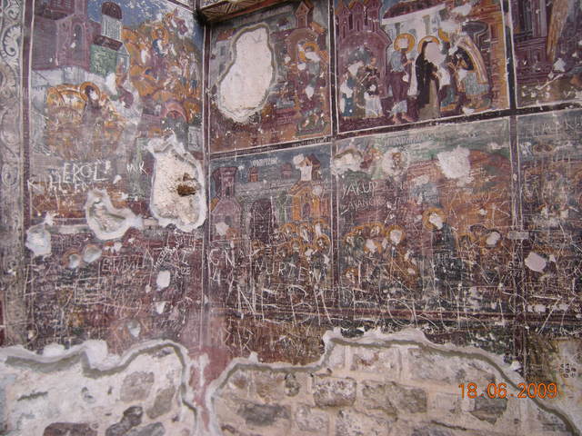 "Правоверните" са надраскали стенописите.