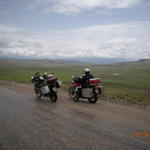 Пейзаж с два мотоциклета.
