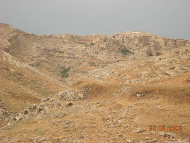 Голи сухи хълмове преди Диарбекир.