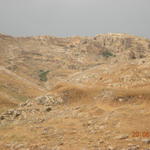 Голи сухи хълмове преди Диарбекир.