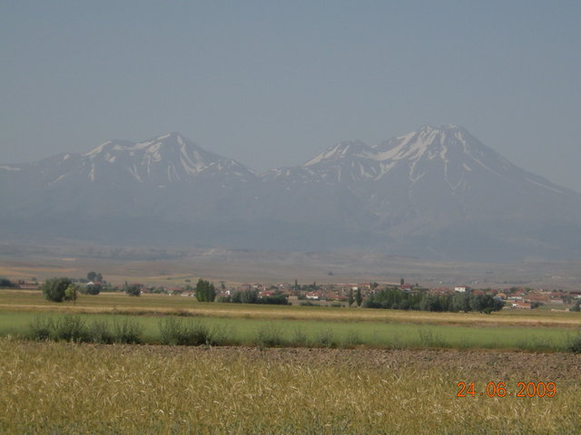 Вулканът Хасан Дагъ 3268 м до Аксарай.