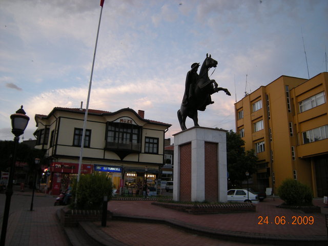 Статуя на Ататюрк.