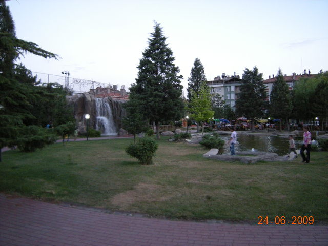 Водни каскади в градската градина на Тавшанли.