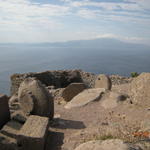 Части от храма на Атина в Асос. В дъното на снимката е остров Лесбос.